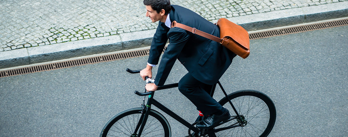 Chiropraktik für den Alltag – Mann fährt Fahrrad in München